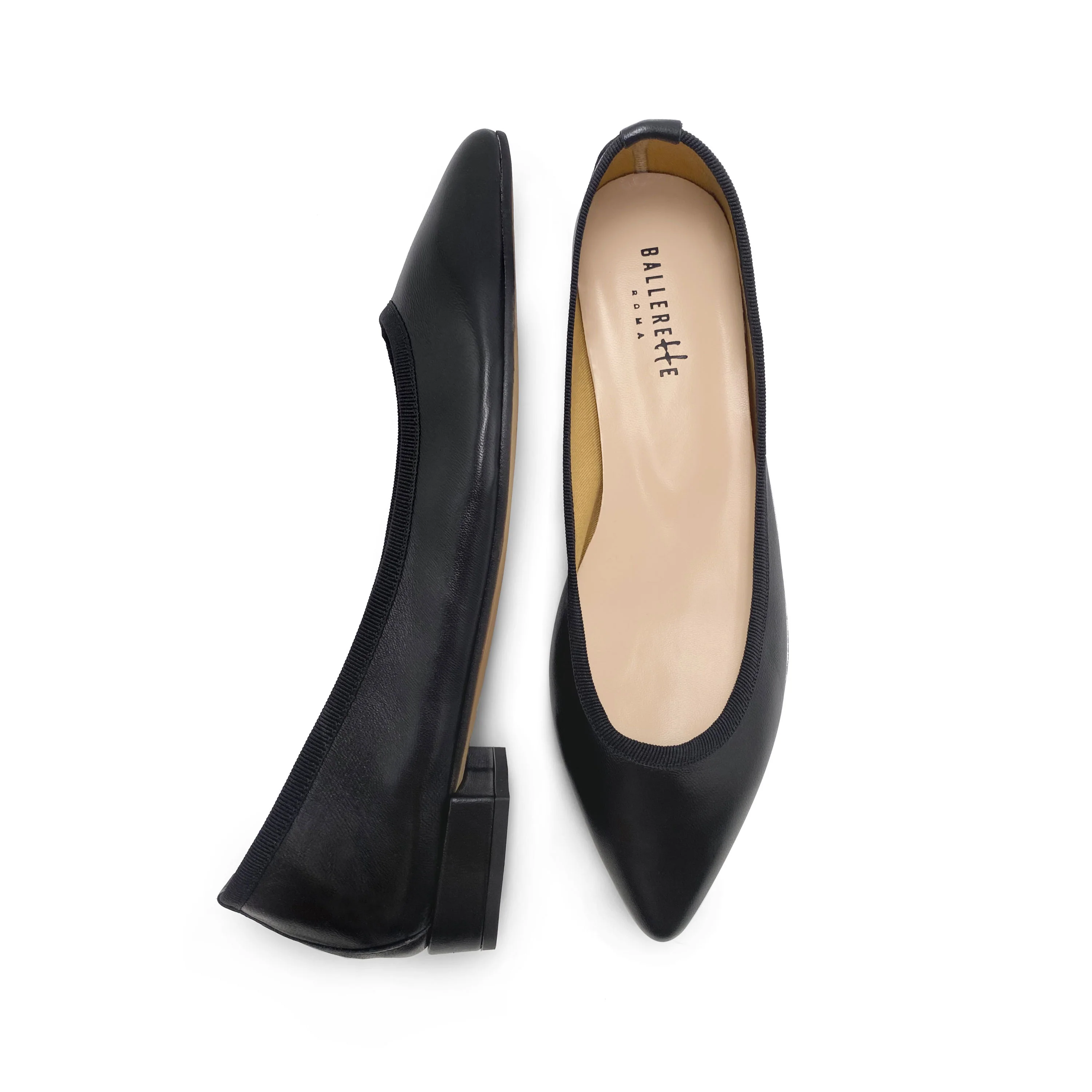 Ballerine a punta nere in pelle