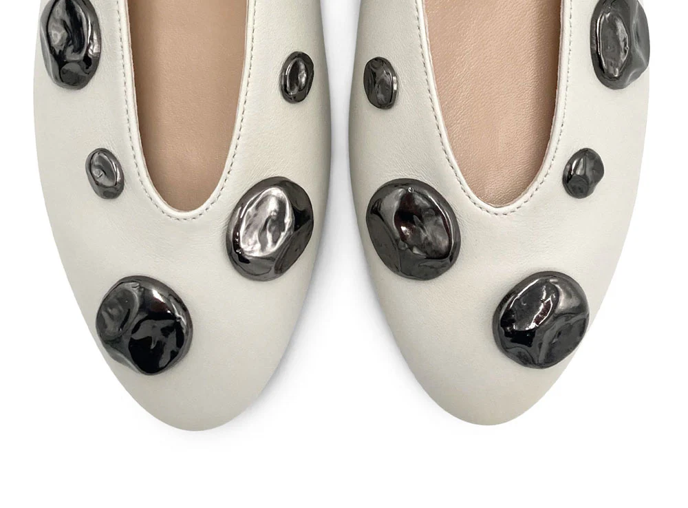 Ballerine bianche avorio in pelle con scollo a V e borchie ferro - Image 6