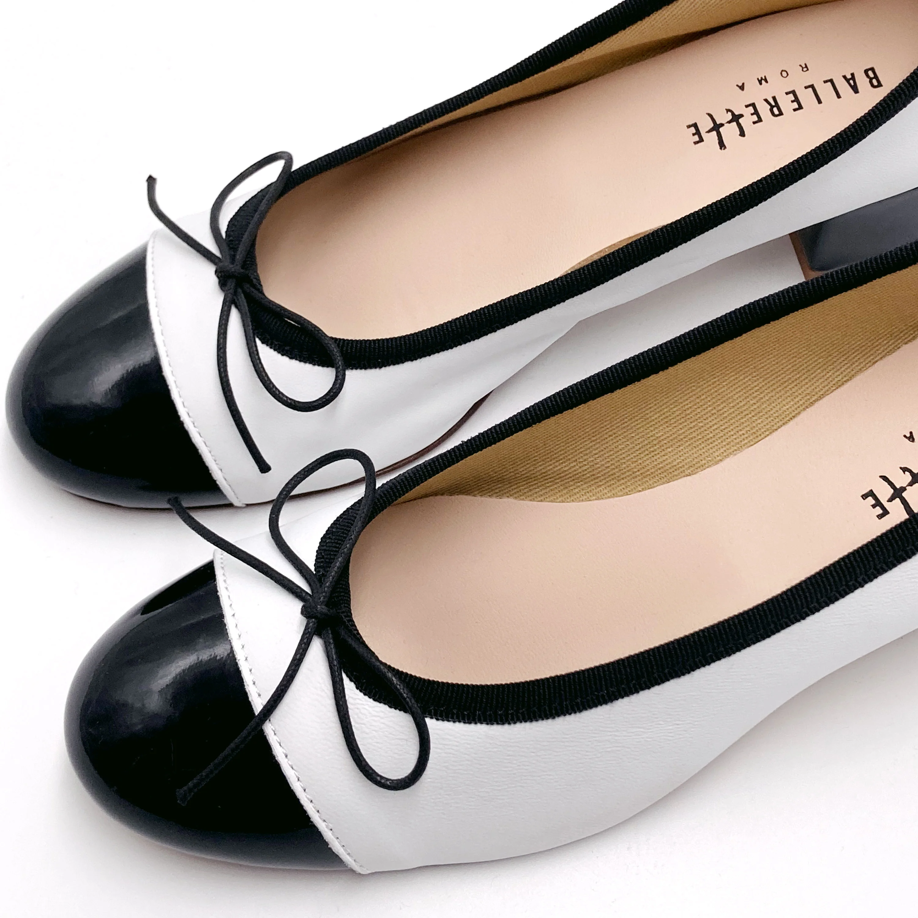 Ballerine bianche in pelle con tacco alto e punta in vernice - Image 3