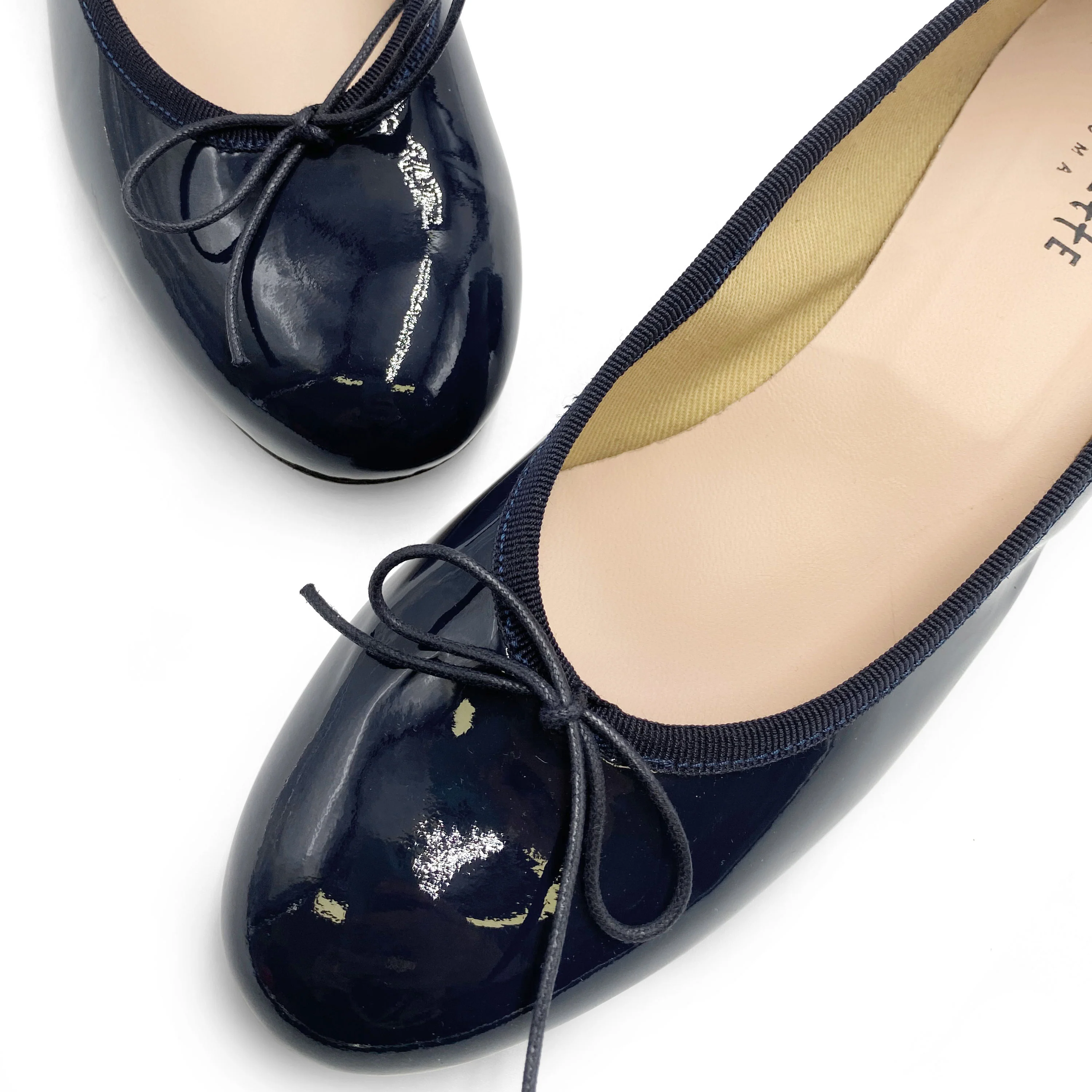 Ballerine blu con tacco alto in vernice - Image 3
