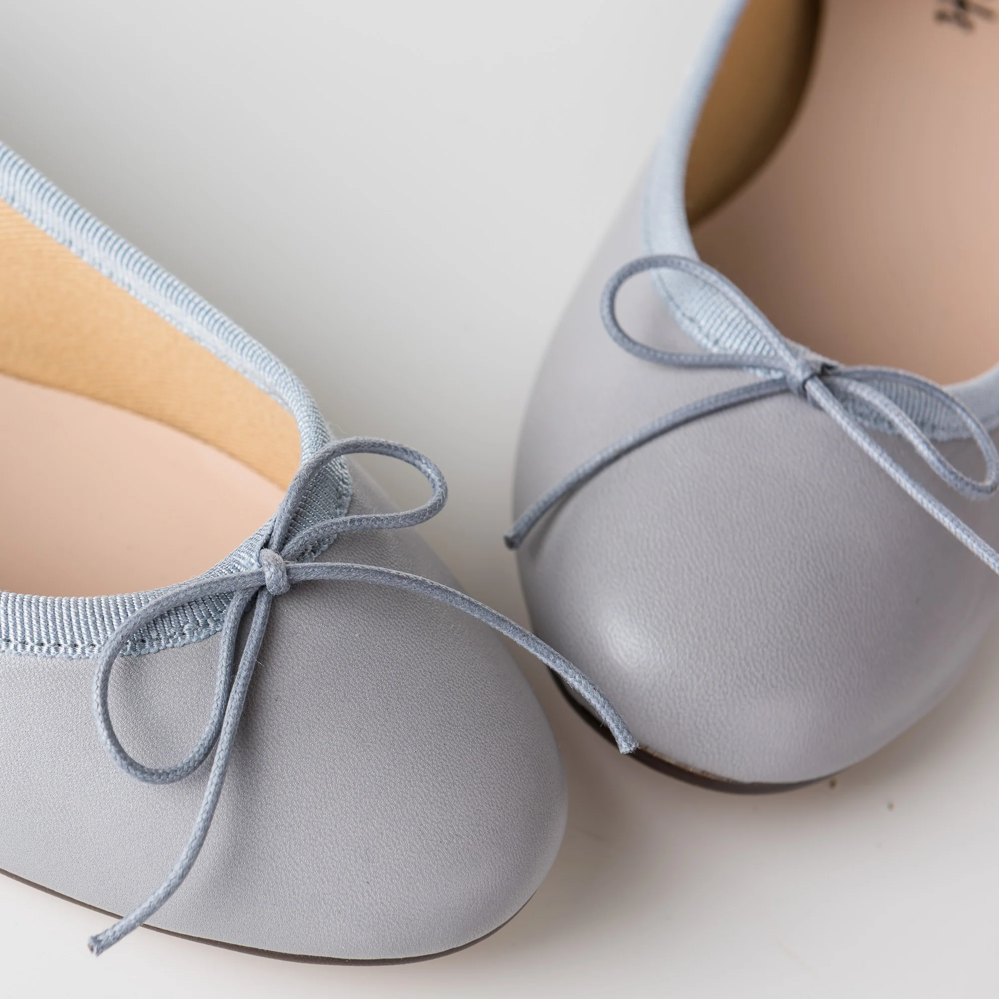 Ballerine grigie chiare in pelle - Image 3