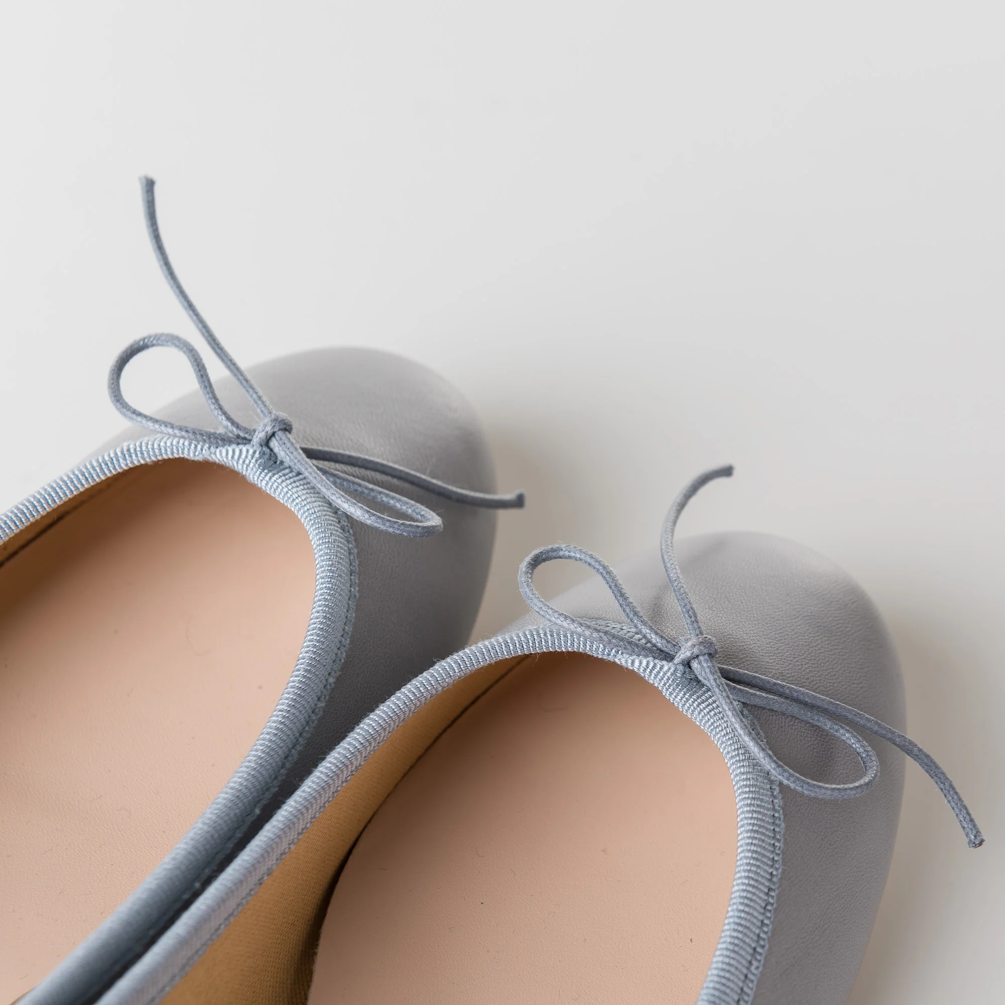 Ballerine grigie chiare in pelle - Image 4