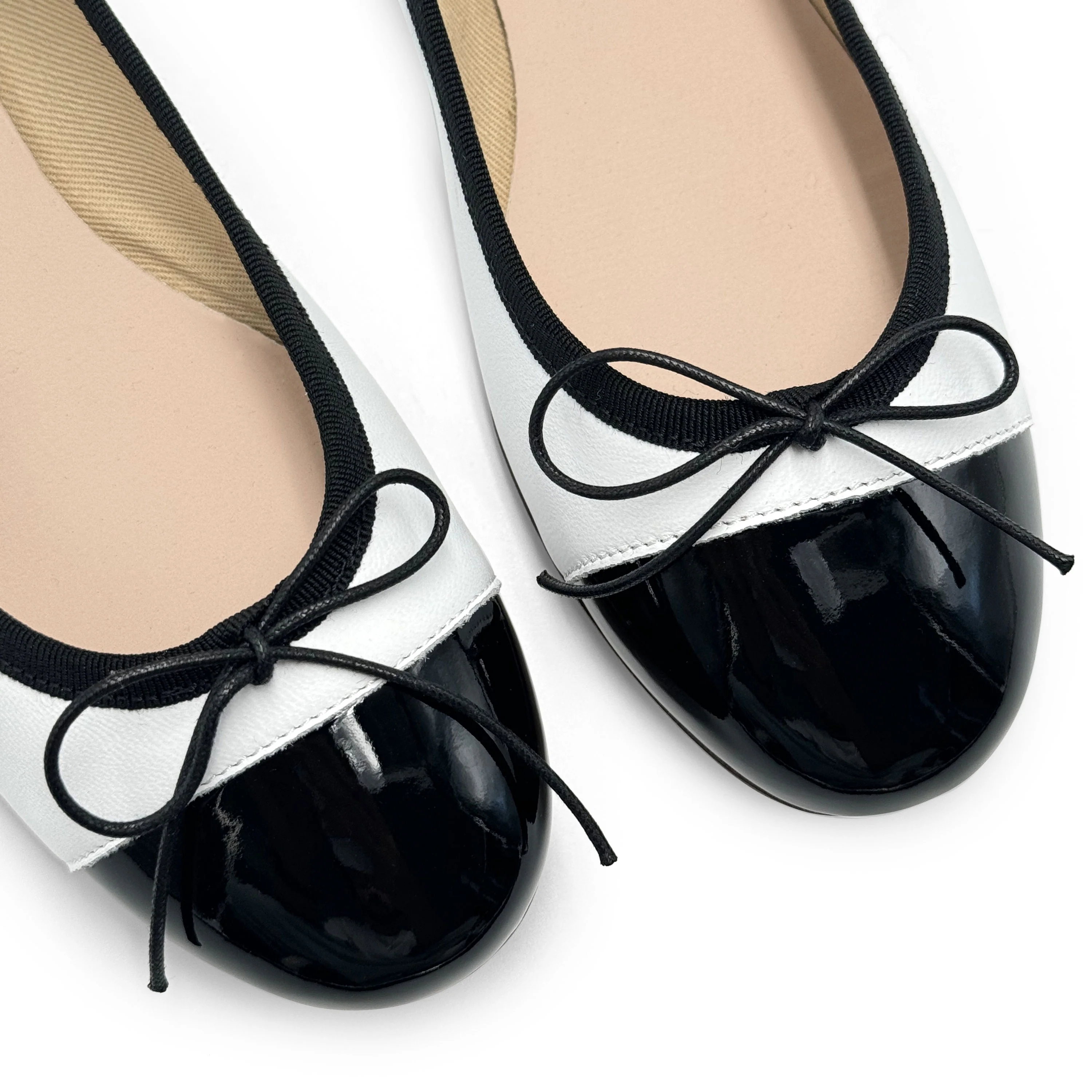 Ballerine bianche in pelle con punta in vernice nera - Image 2