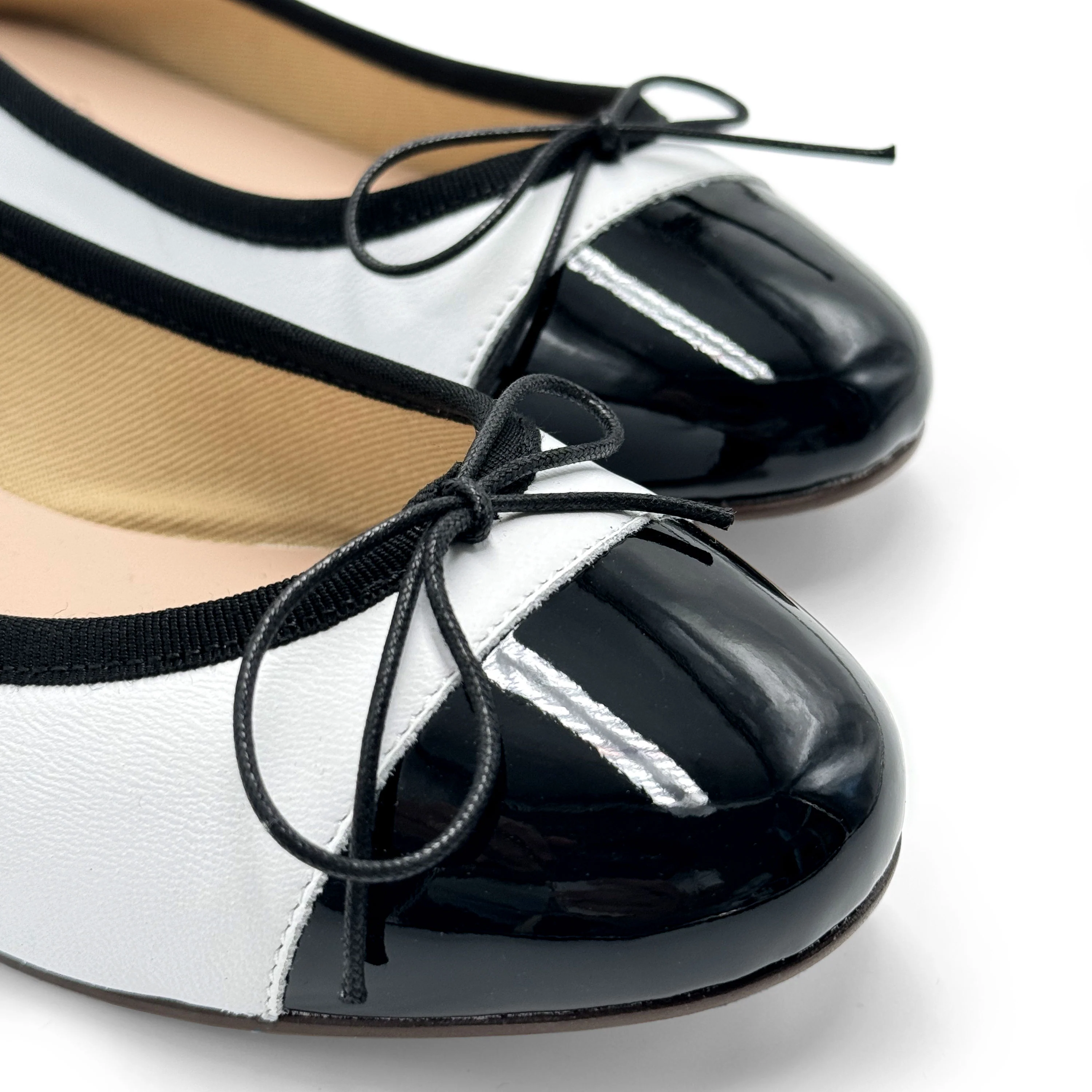 Ballerine bianche in pelle con punta in vernice nera - Image 4