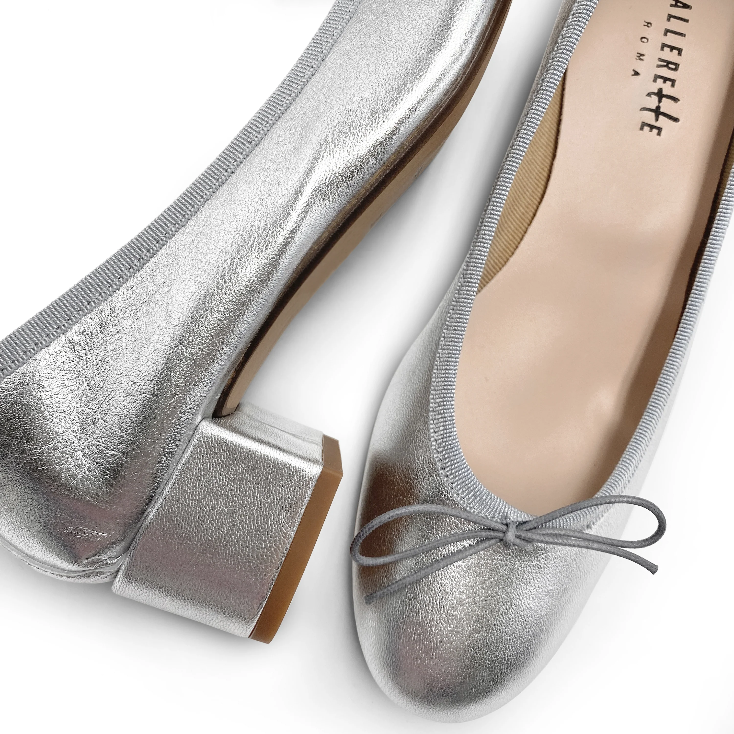 Ballerine in pelle laminata argento con tacco alto - Image 3