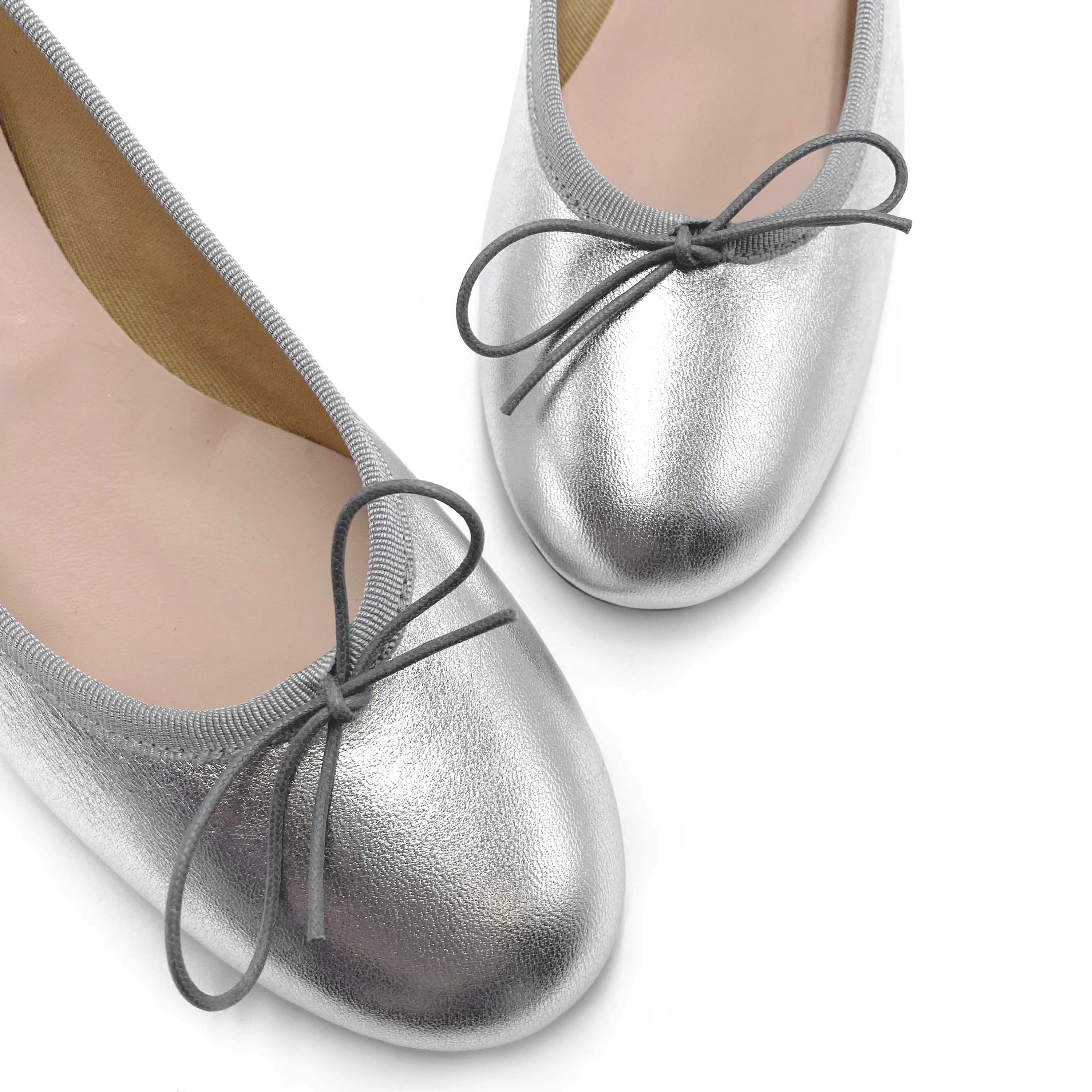 Ballerine in pelle laminata argento con tacco alto - Image 4