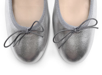 Ballerine in pelle laminata argento con tacco alto - Image 5