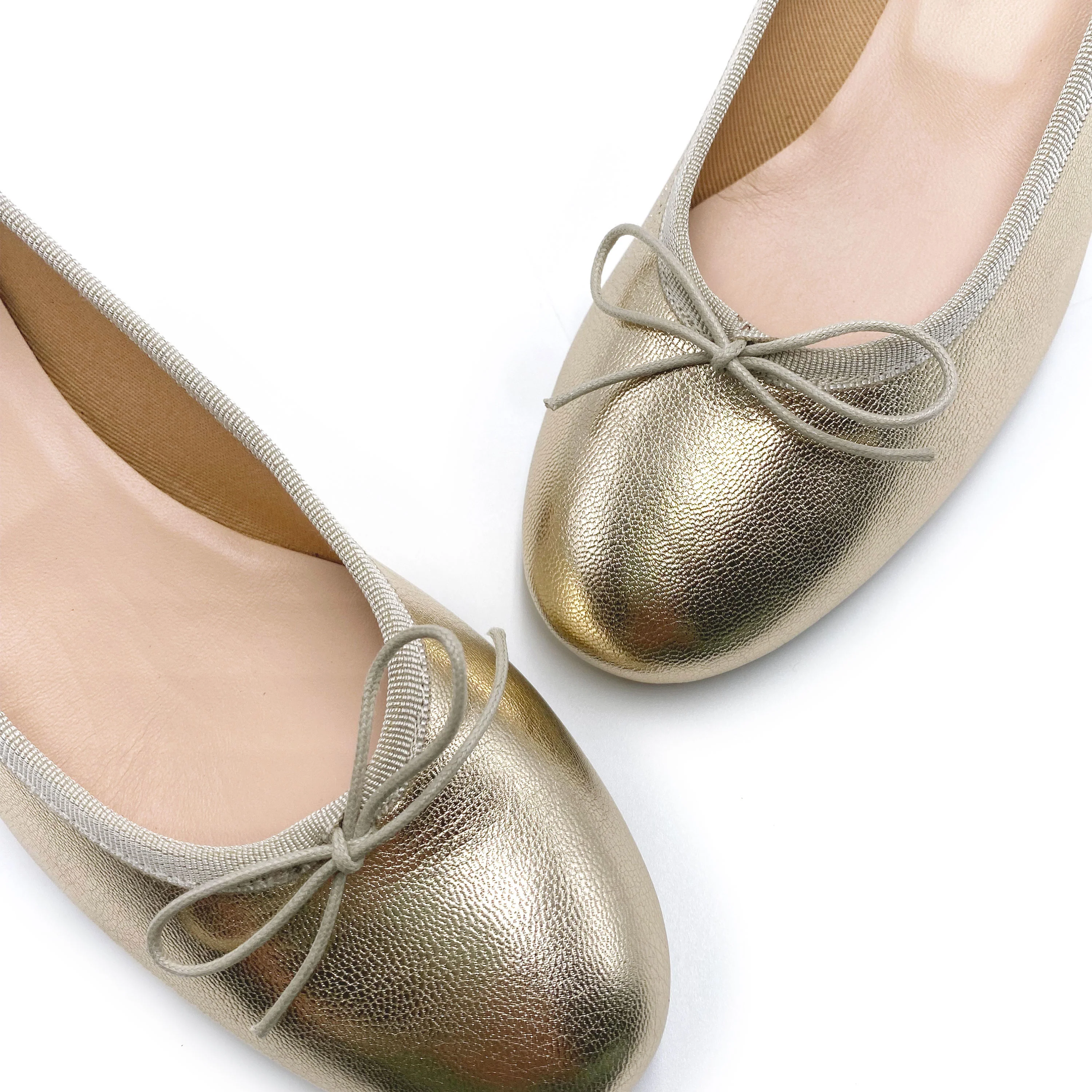 Ballerine in pelle laminata platino con tacco alto - Image 3