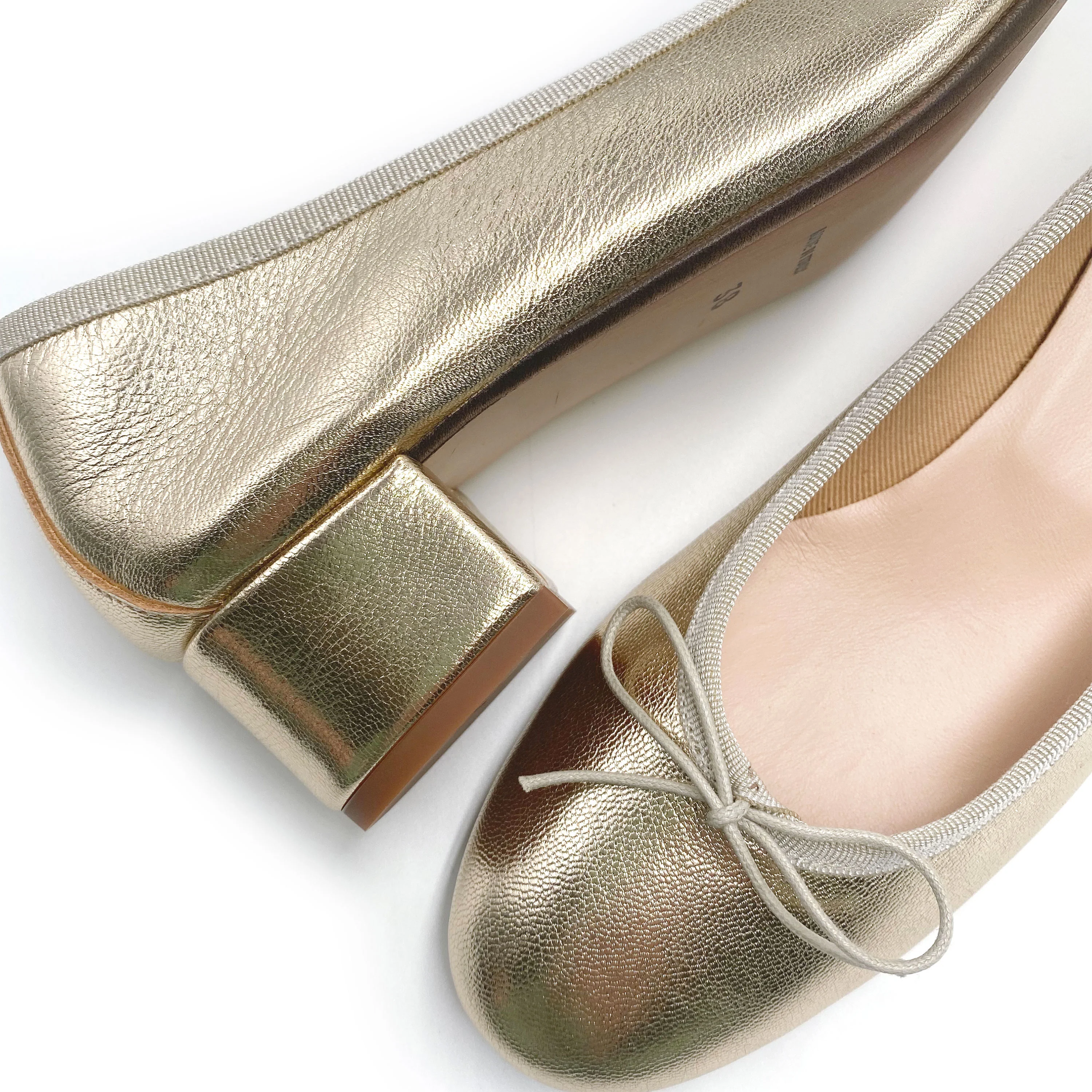 Ballerine in pelle laminata platino con tacco alto - Image 4