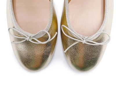 Ballerine in pelle laminata platino con tacco alto - Image 5