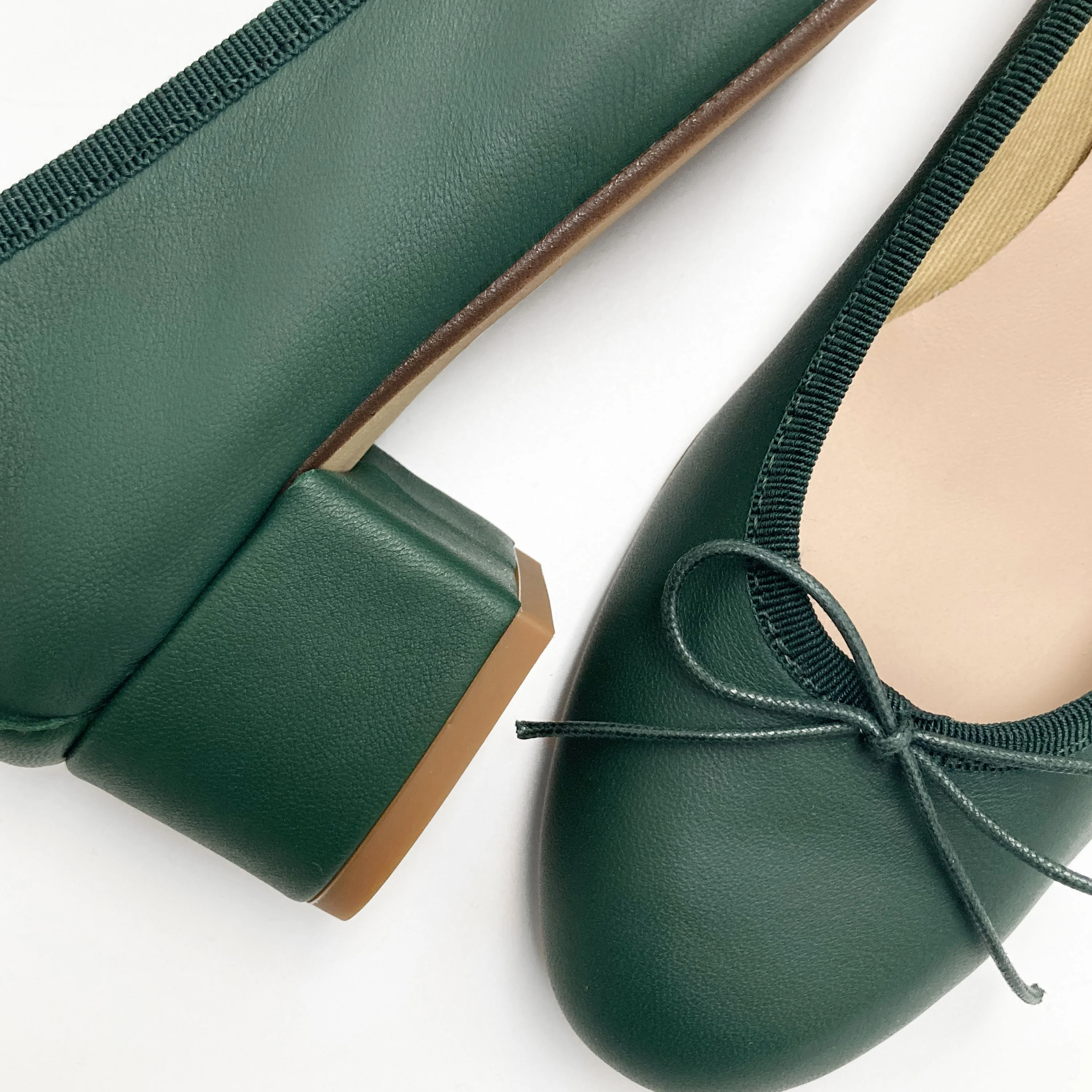 Ballerine in pelle verde bottiglia con tacco alto - Image 3