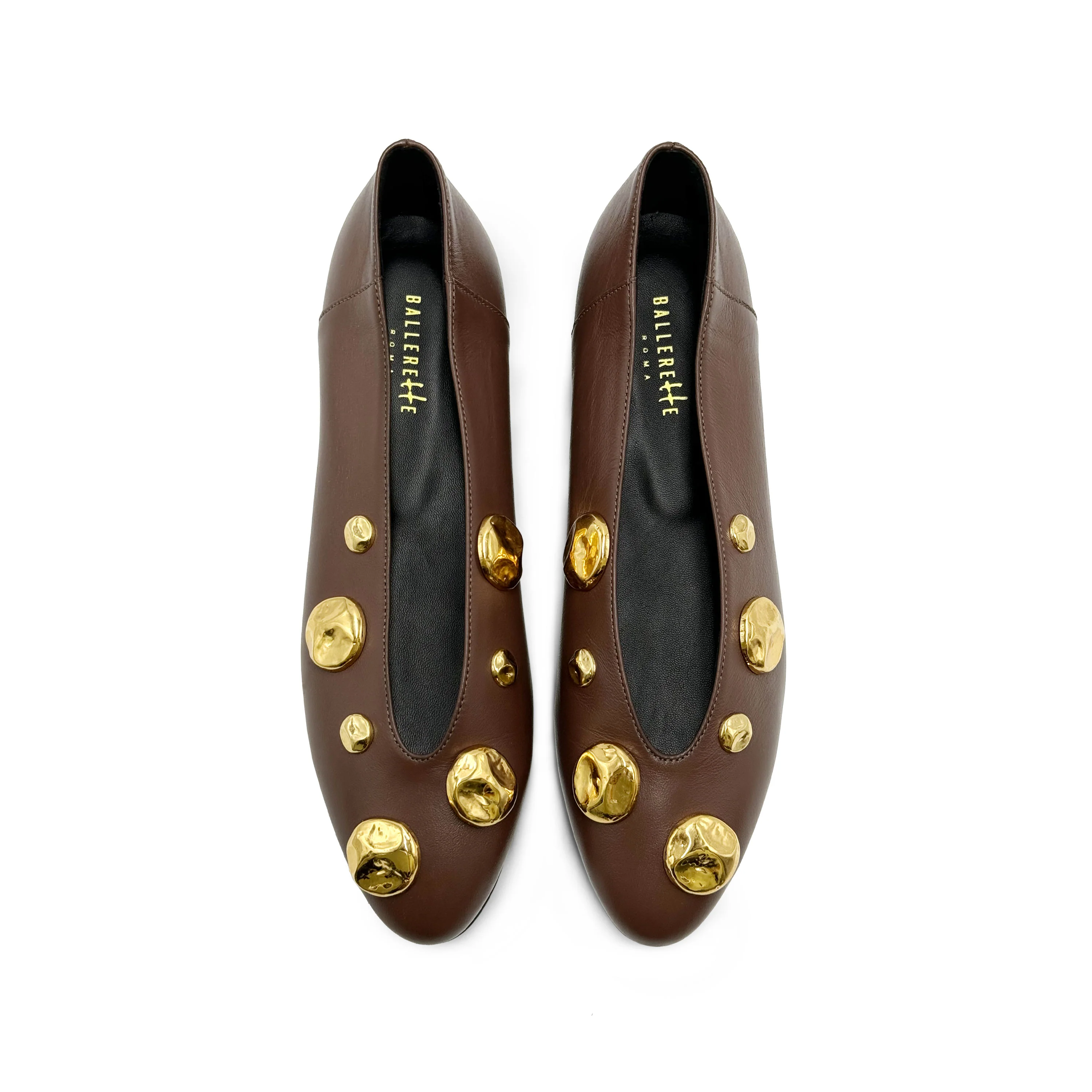 Ballerine marroni in pelle con scollo a V e borchie oro