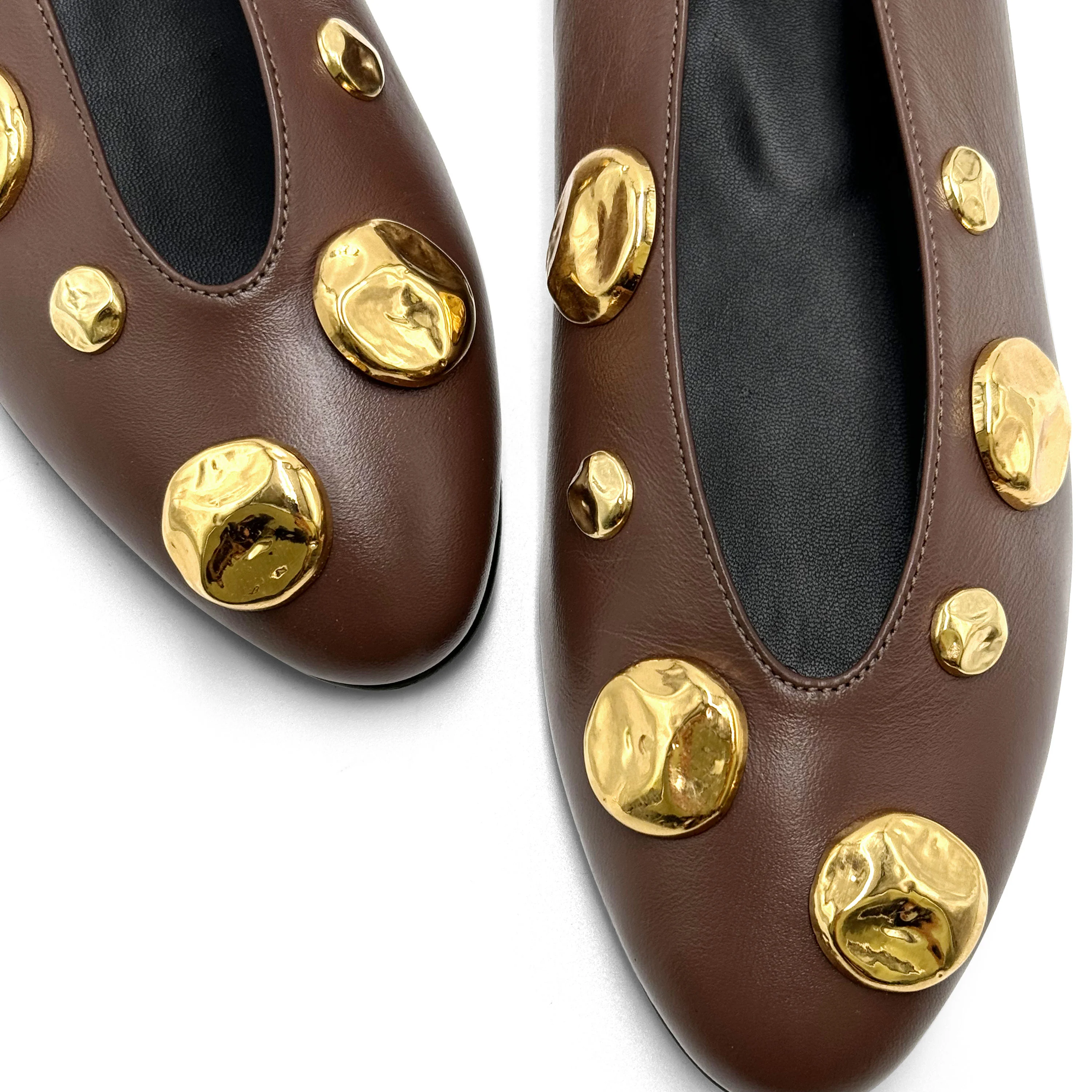 Ballerine marroni in pelle con scollo a V e borchie oro - Image 3