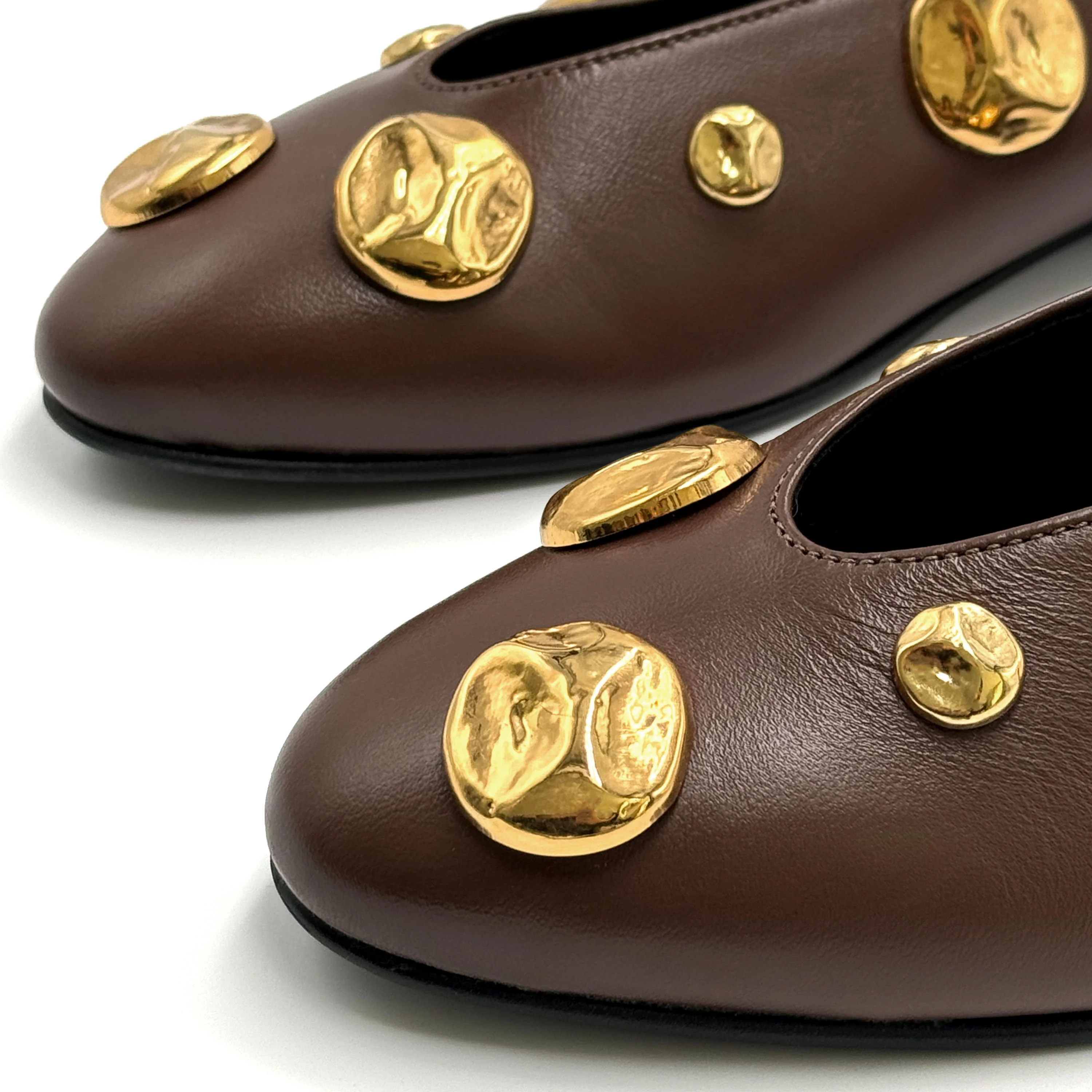 Ballerine marroni in pelle con scollo a V e borchie oro - Image 4