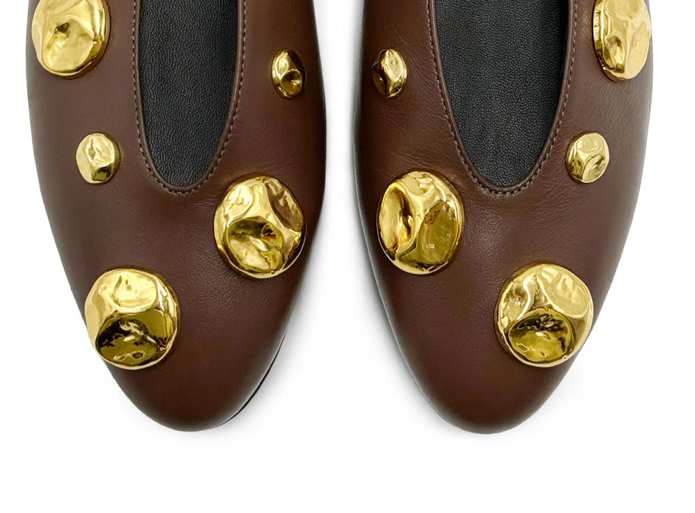 Ballerine marroni in pelle con scollo a V e borchie oro - Image 5
