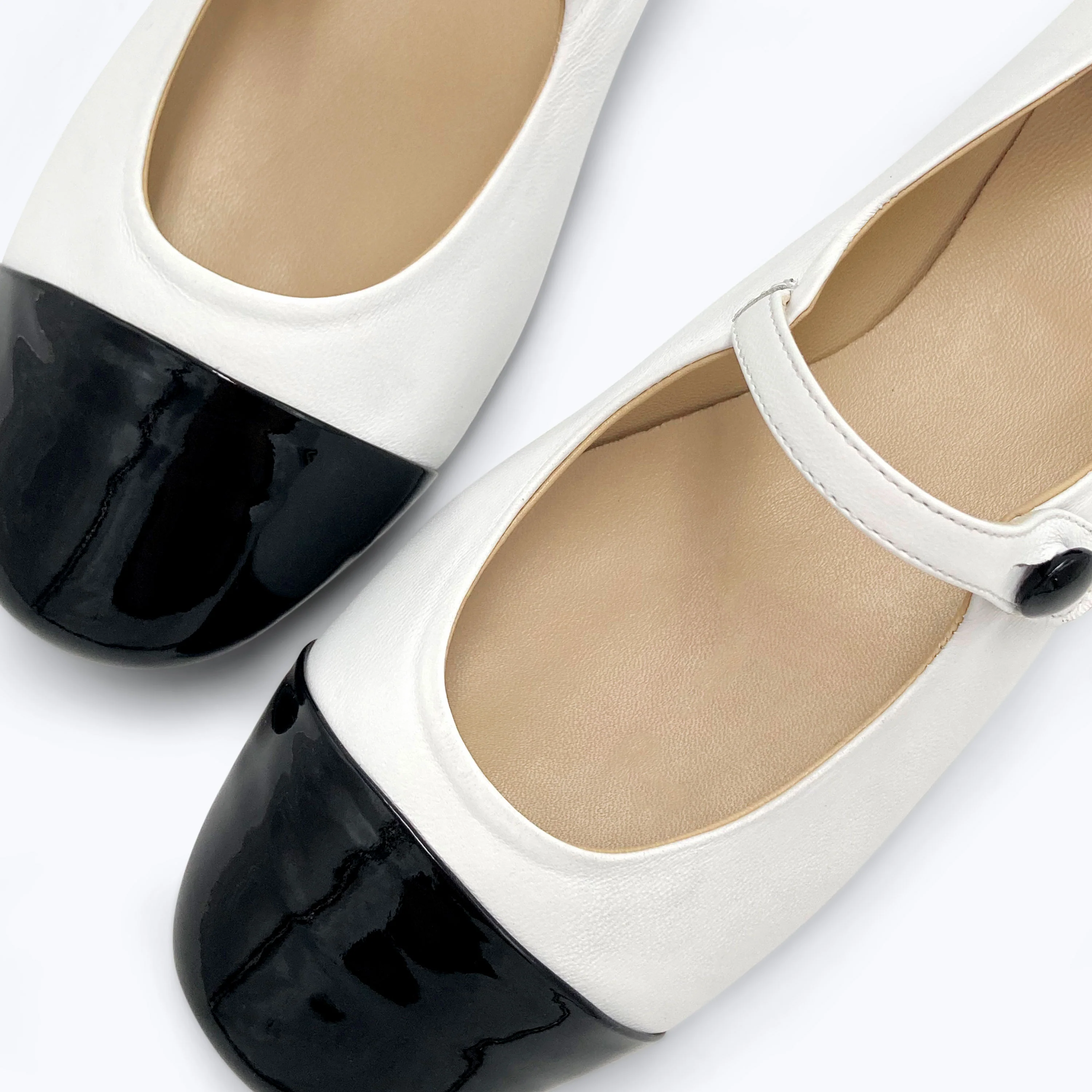 Ballerine Mary Jane bianche in pelle con cinturino e punta in vernice - Image 3