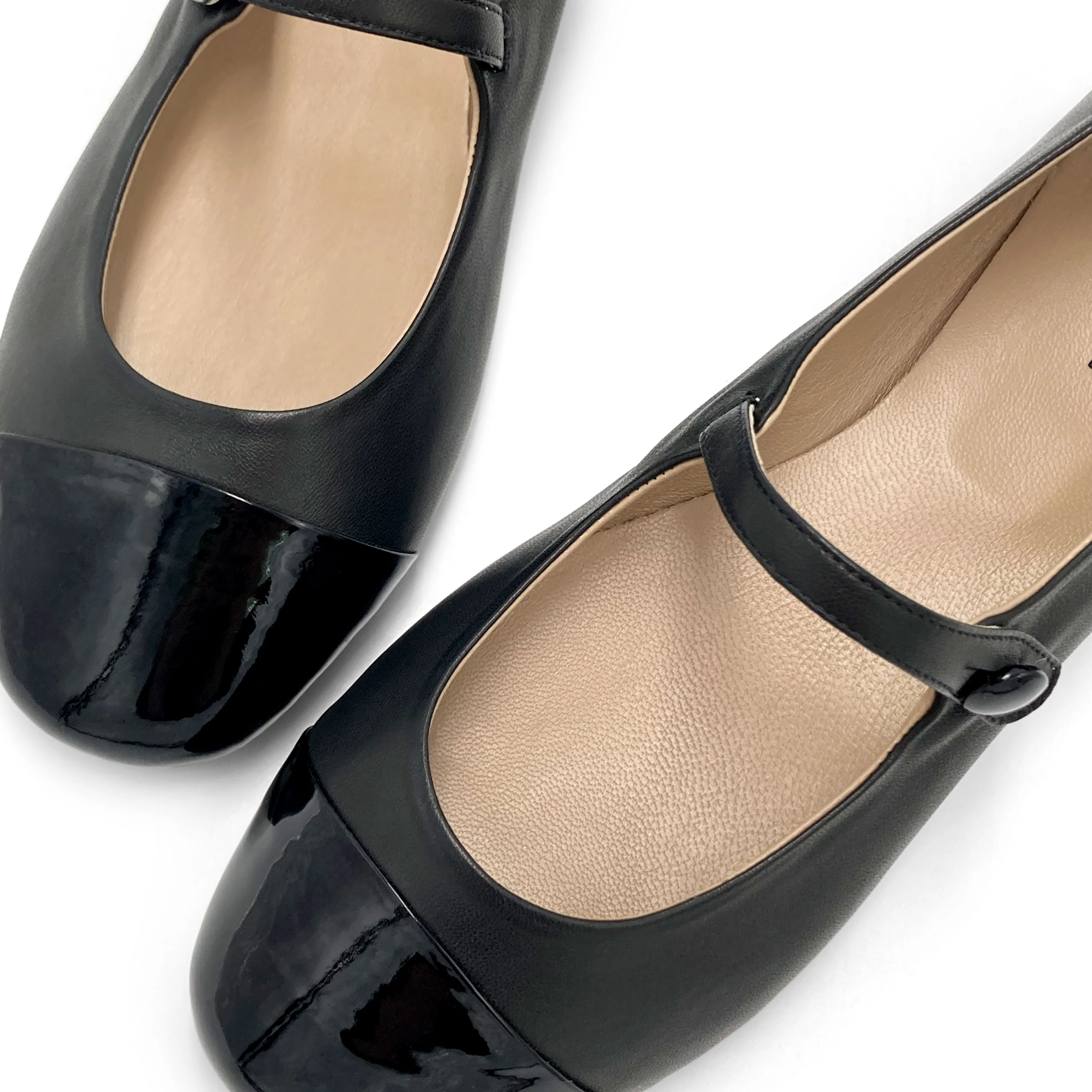 Ballerine Mary Jane nere in pelle con cinturino e punta in vernice - Image 3