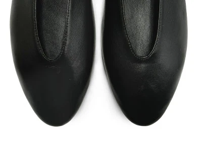 Ballerine nere in pelle con scollo a V e cinturino - Image 5