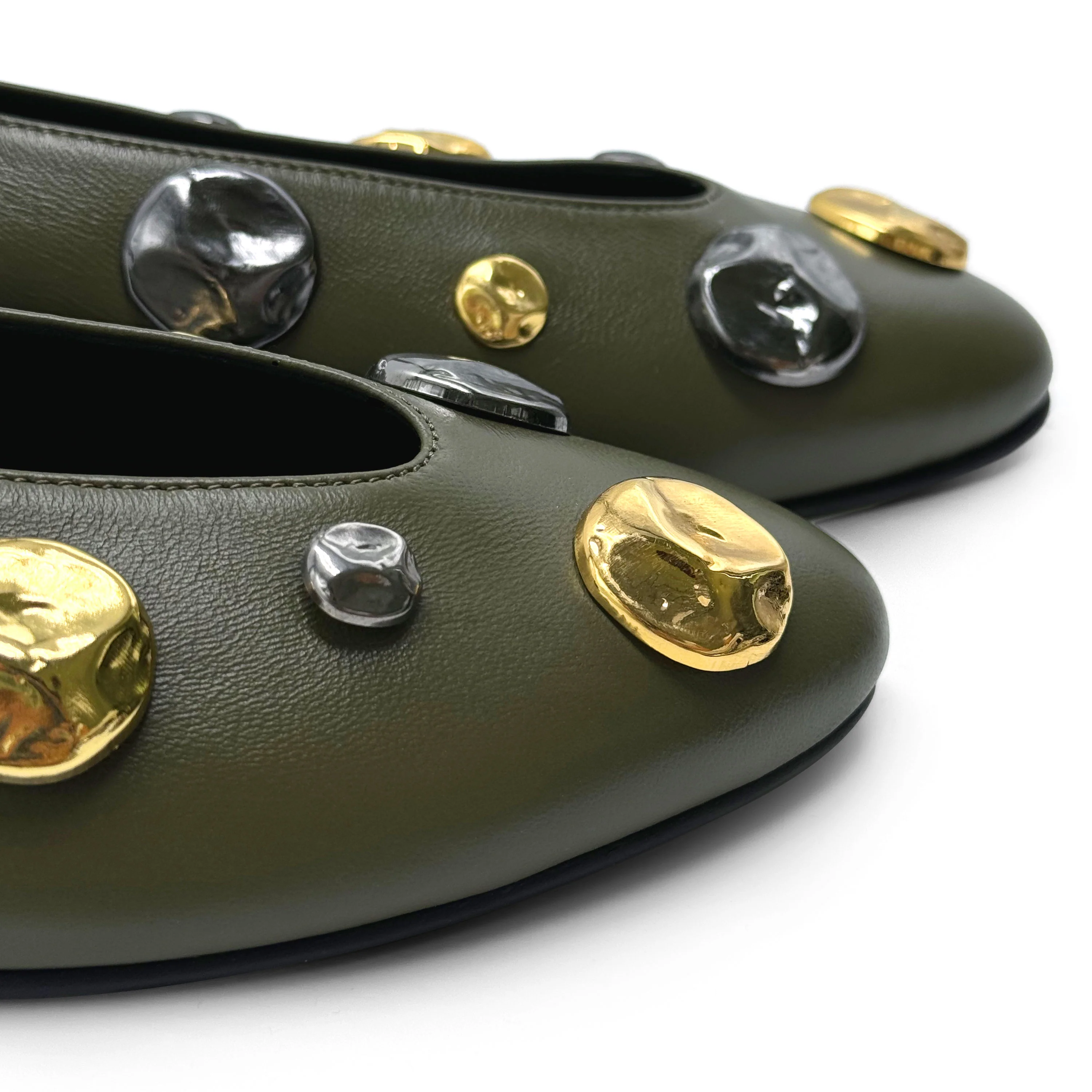 Ballerine verdi in pelle con scollo a V e borchie ferro e oro - Image 4