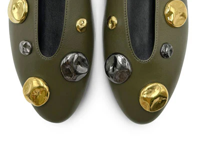 Ballerine verdi in pelle con scollo a V e borchie ferro e oro - Image 5