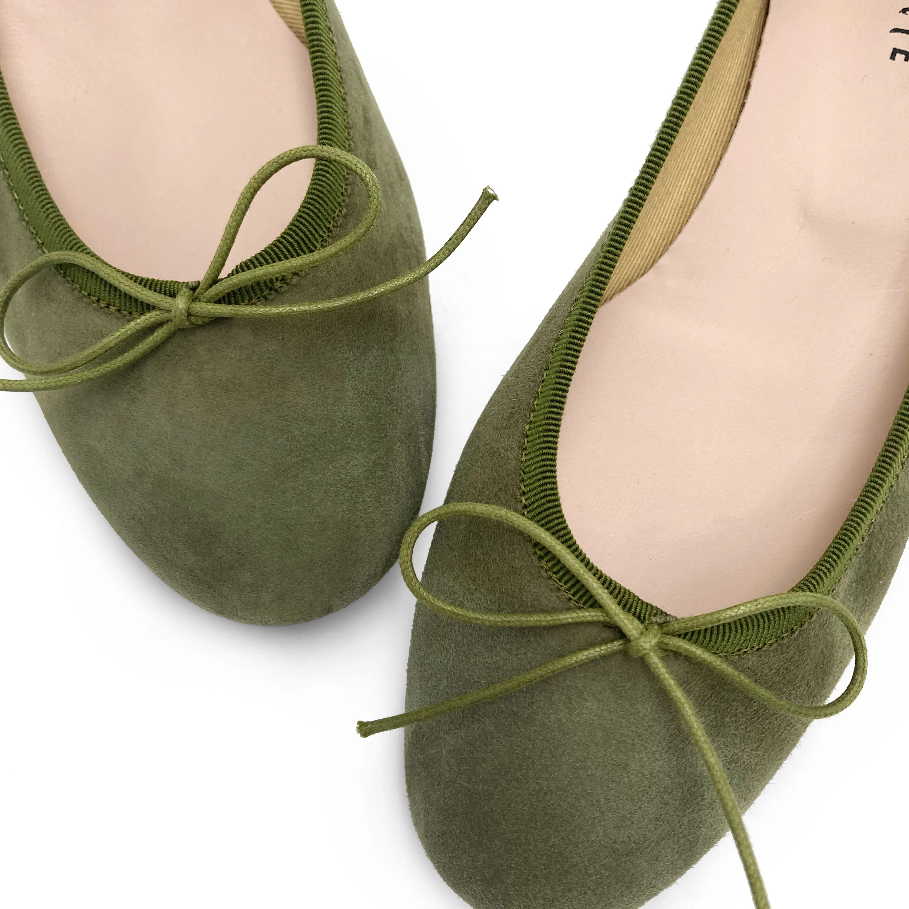 Ballerine verdi oliva con tacco in camoscio - Image 3