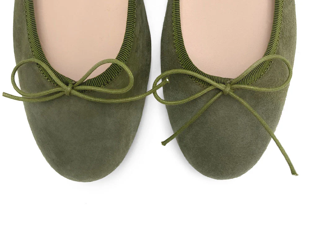 Ballerine verdi oliva con tacco in camoscio - Image 5