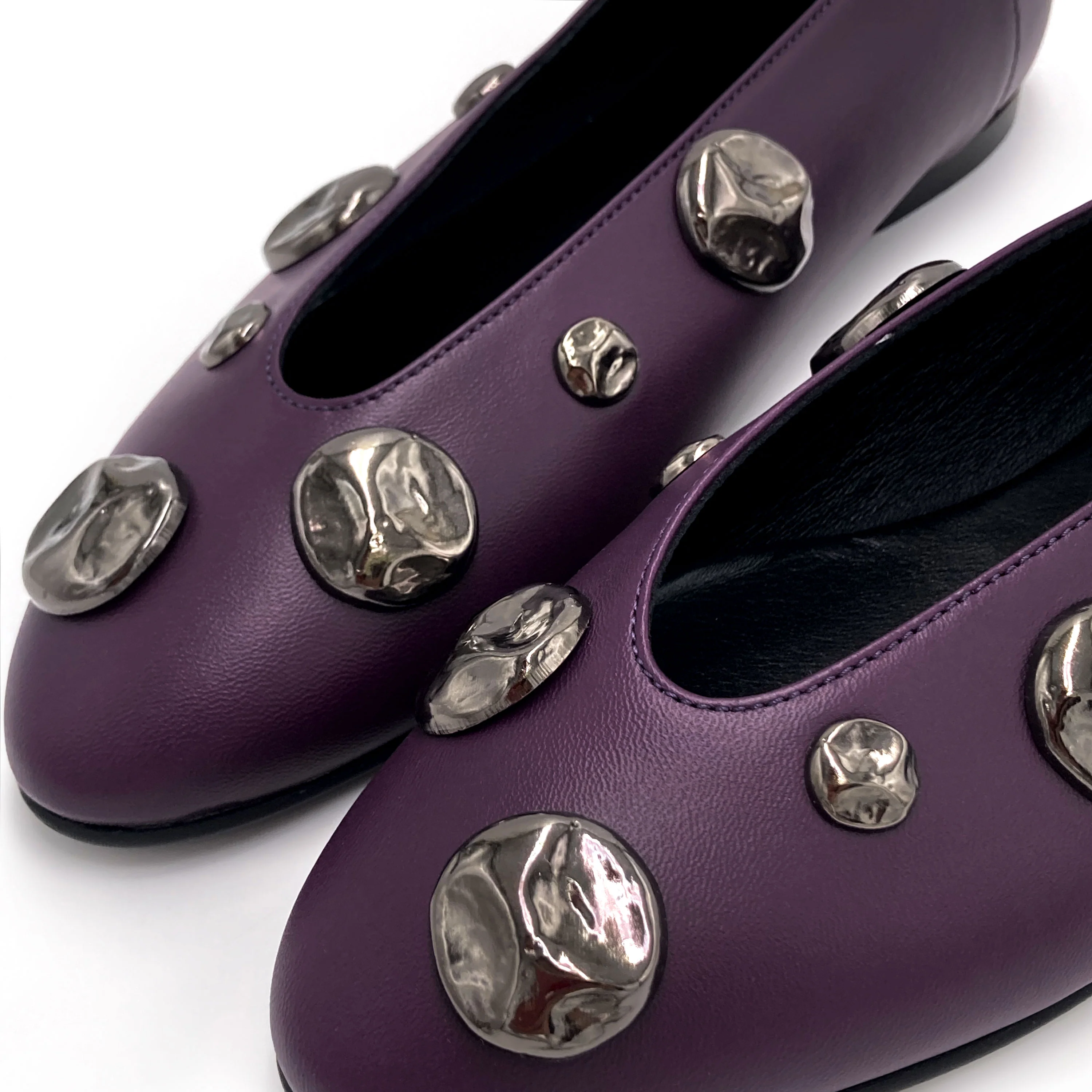 Ballerine viola prugna in pelle con scollo a V e borchie ferro - Image 3