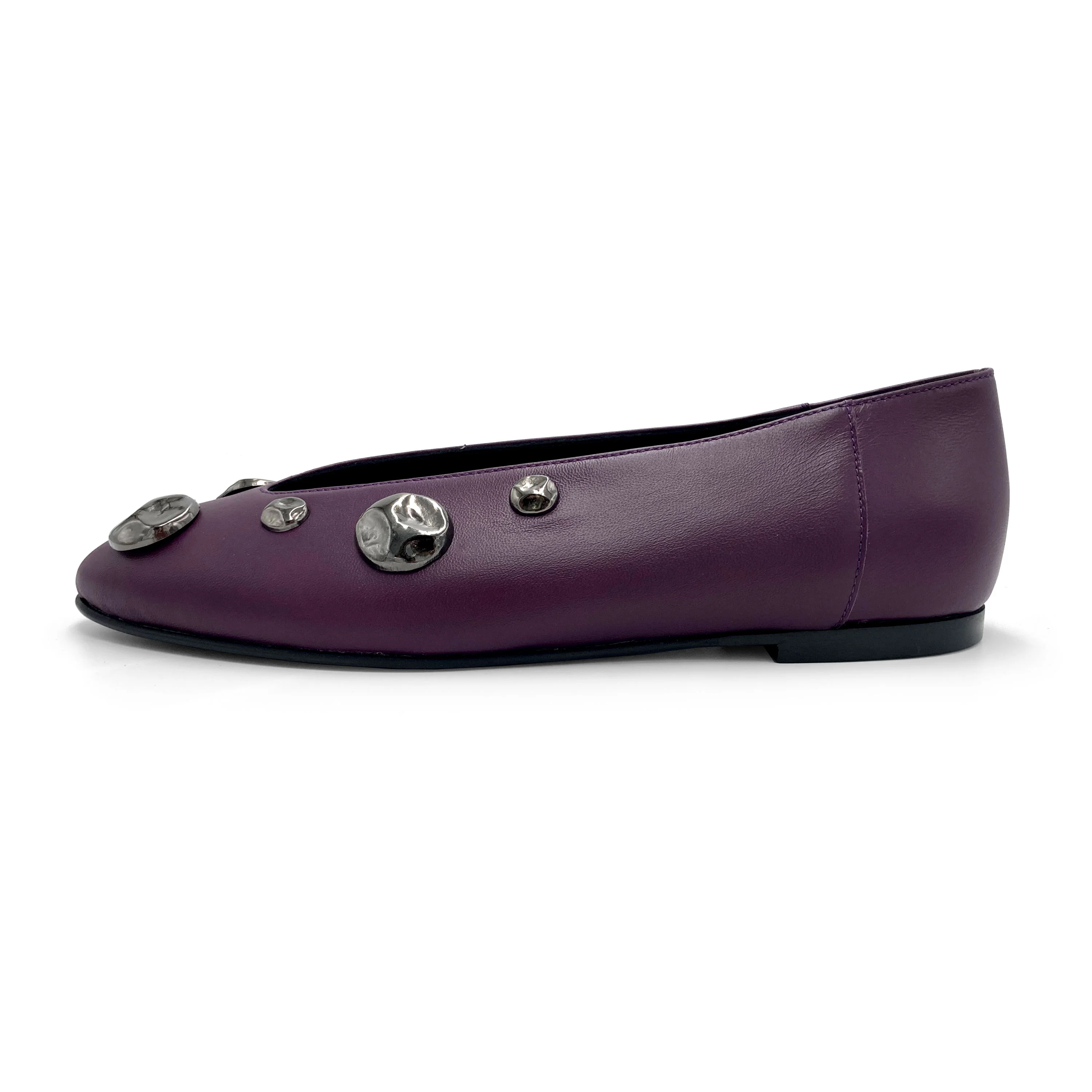 Ballerine viola prugna in pelle con scollo a V e borchie ferro - Image 4