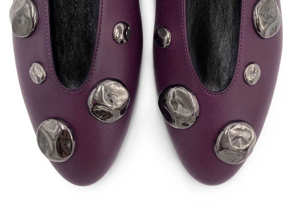 Ballerine viola prugna in pelle con scollo a V e borchie ferro - Image 5