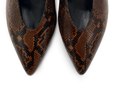 Décolleté in pelle stampa animalier marrone con scollo a V - Image 5