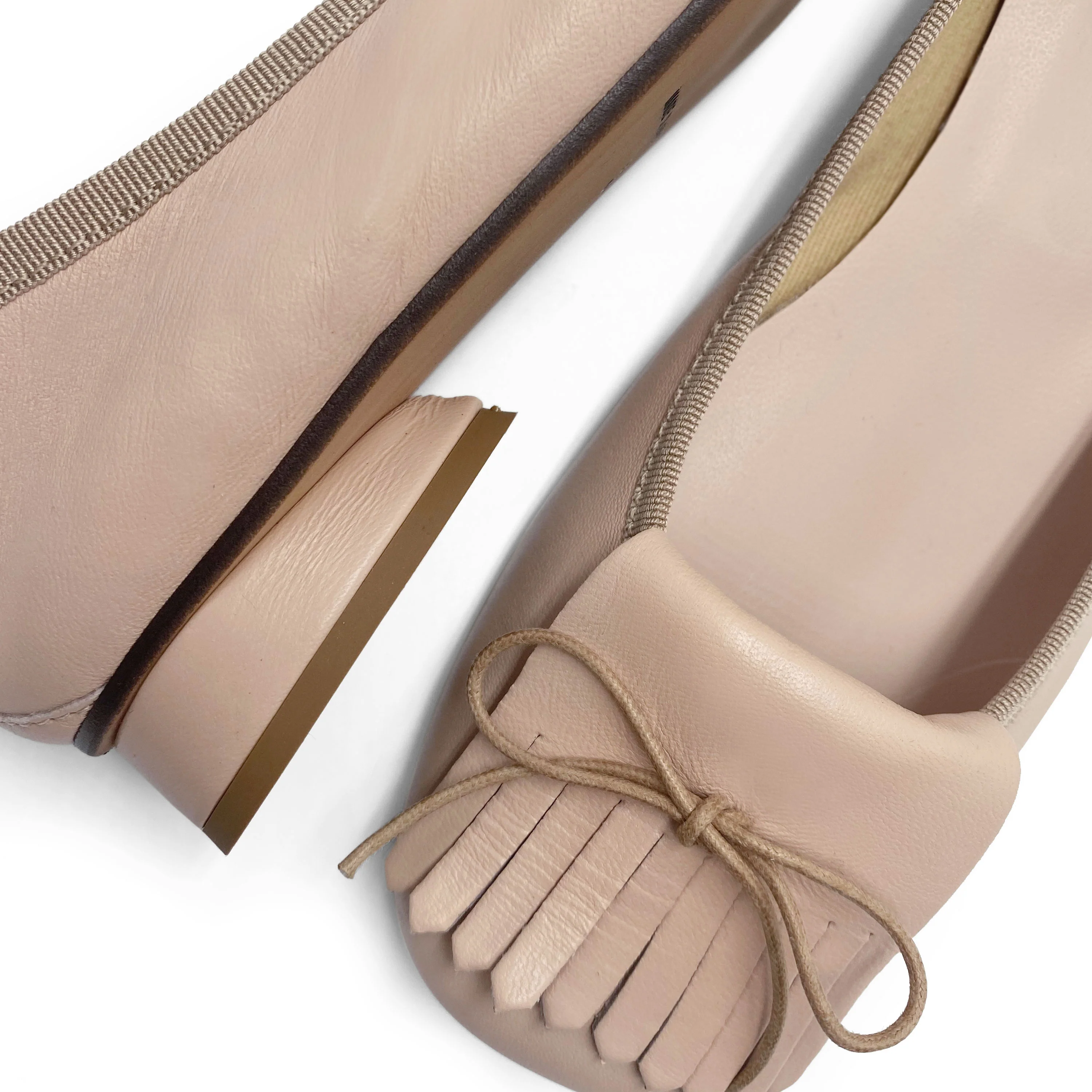 Mocassini beige in pelle con tacco e frangia - Image 3