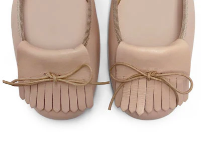 Mocassini beige in pelle con tacco e frangia - Image 5