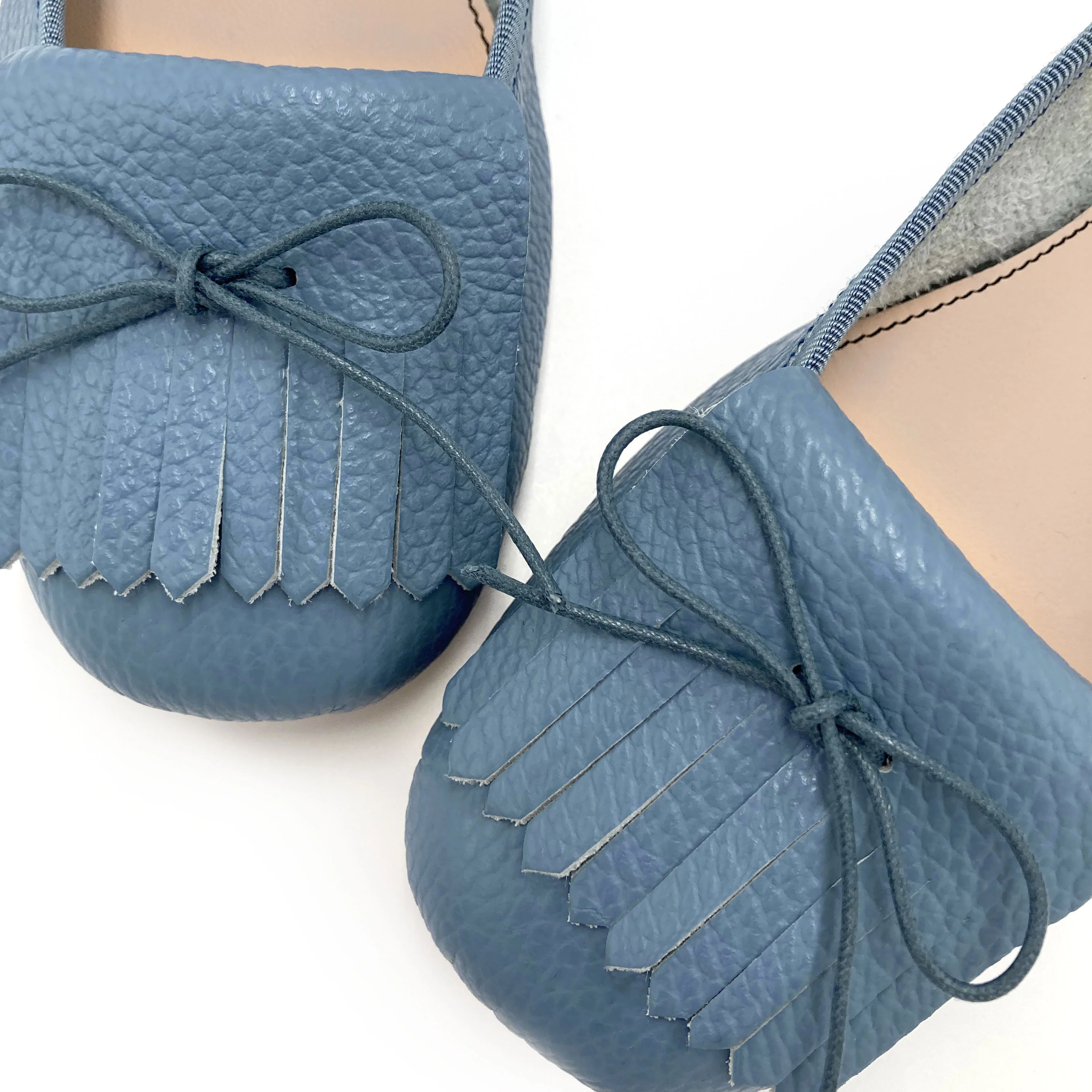 Mocassini da donna blu jeans in pelle con frangia - Image 3