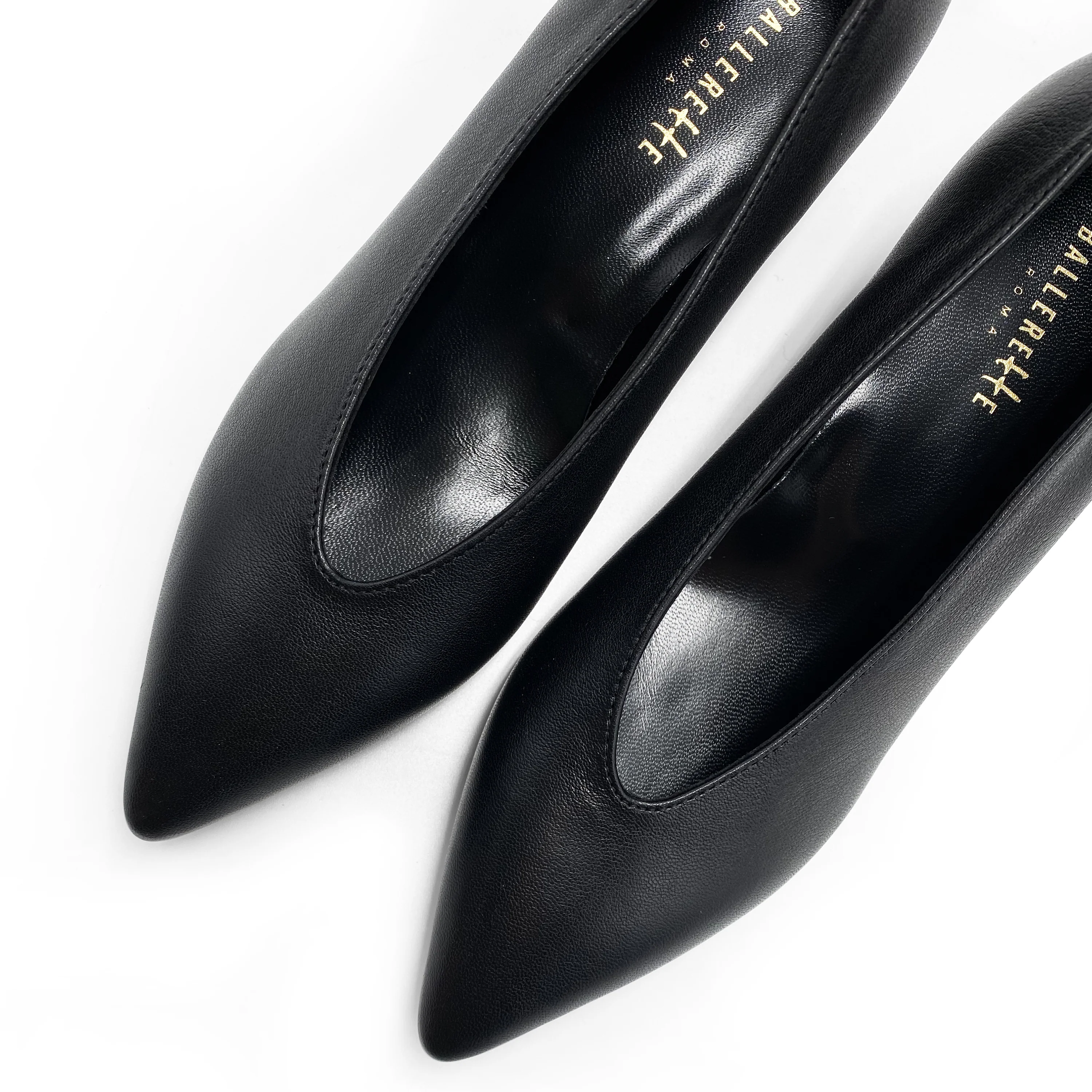Scarpe décolleté nere in pelle con scollo a V e tacco - Image 3