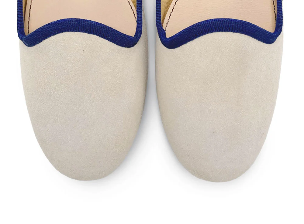Slippers donna in camoscio beige e dettagli blu - Image 6