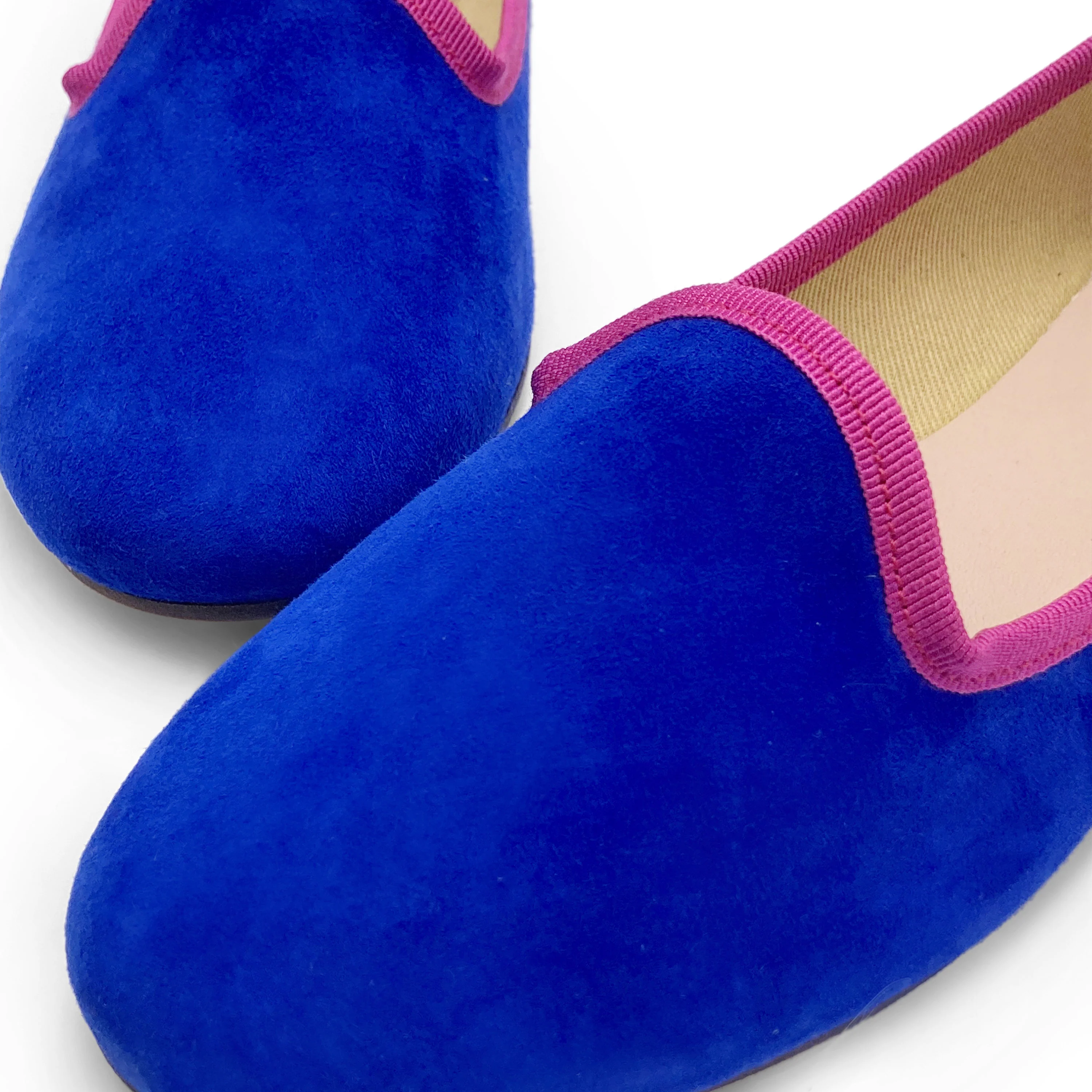 Slippers donna in camoscio bluette e dettagli fucsia - Image 3