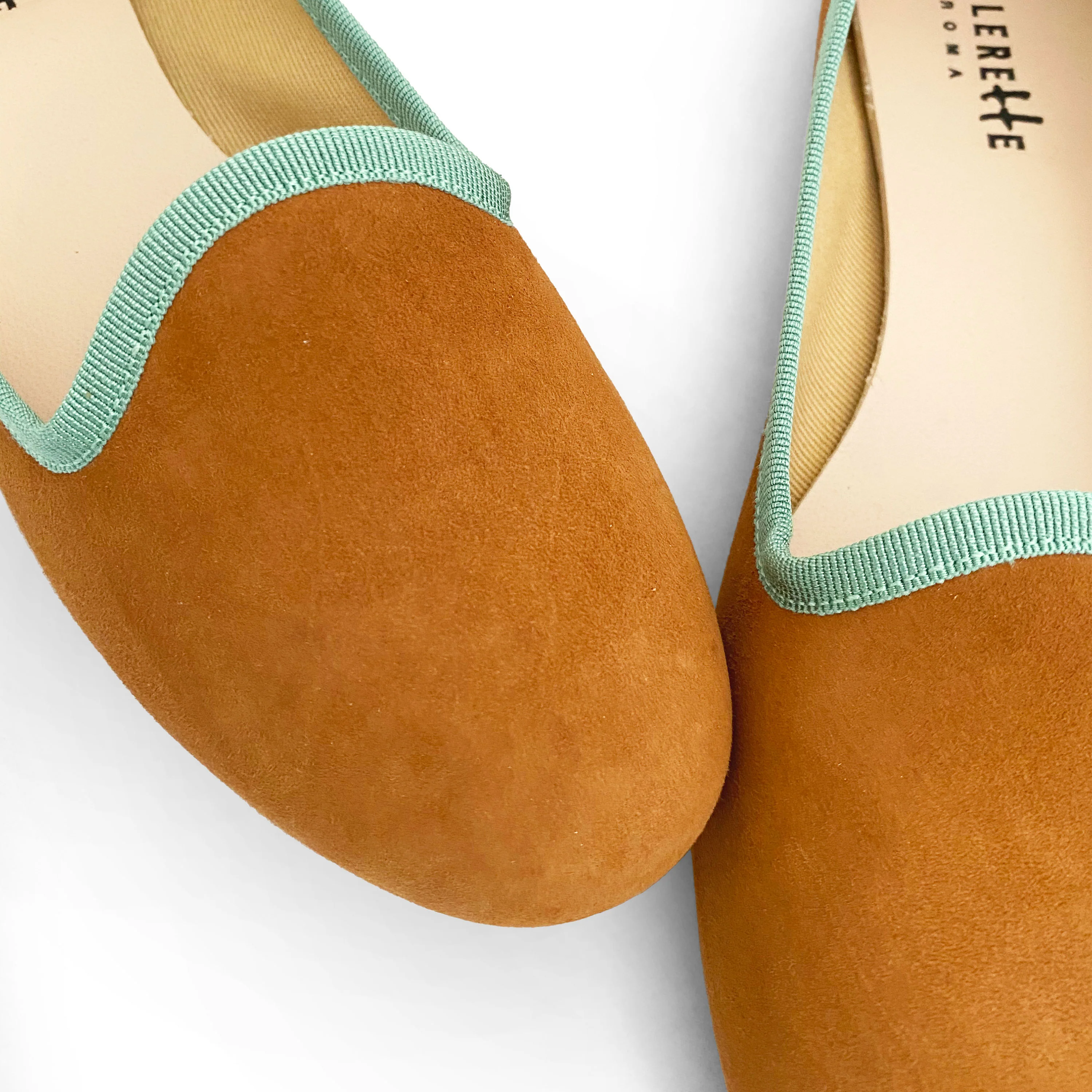 Slippers donna in camoscio cuoio e gros grain verde - Image 3