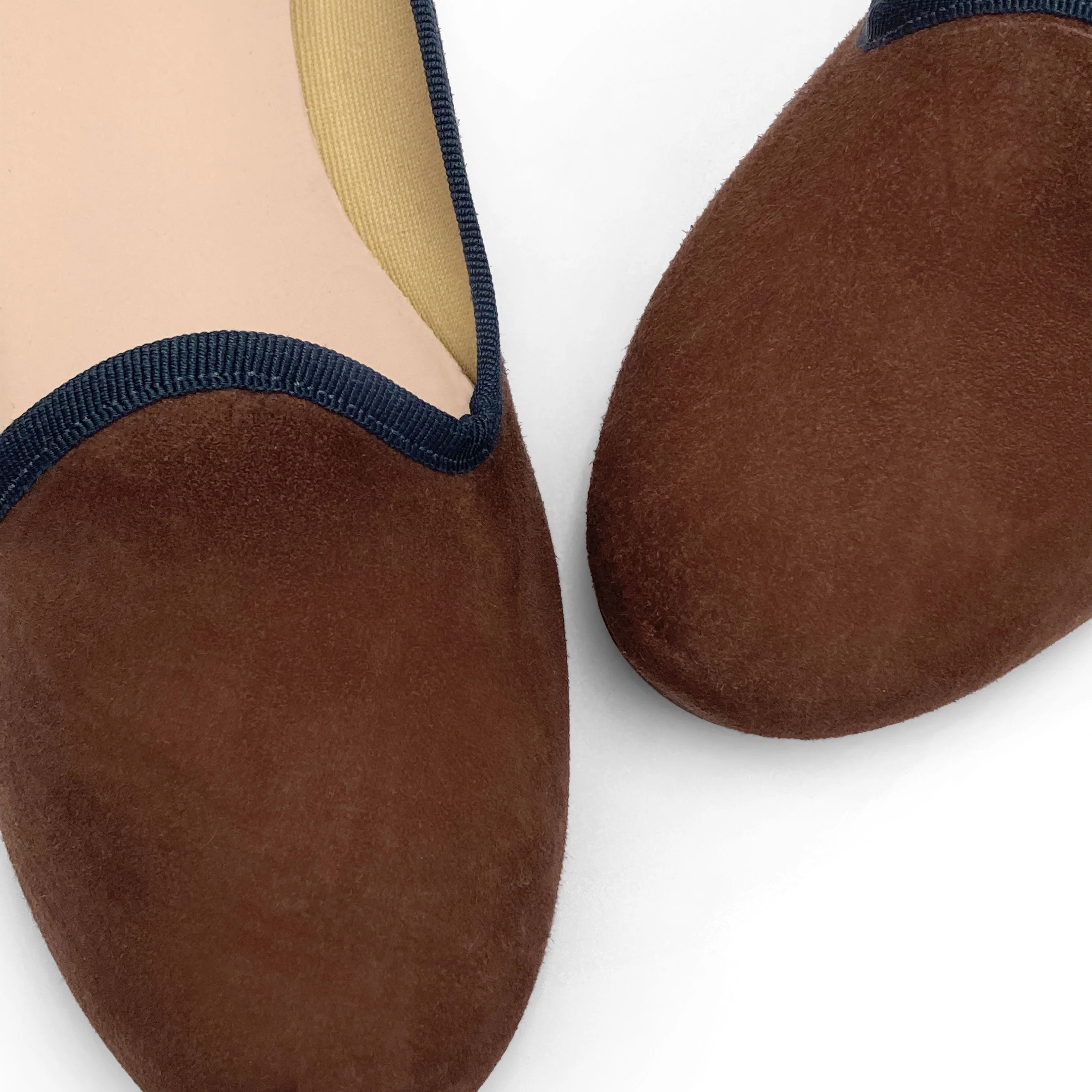 Slippers donna in camoscio marrone e dettagli blu - Image 3