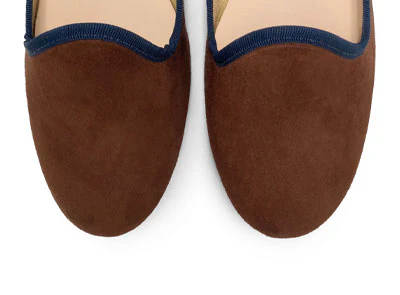 Slippers donna in camoscio marrone e dettagli blu - Image 5