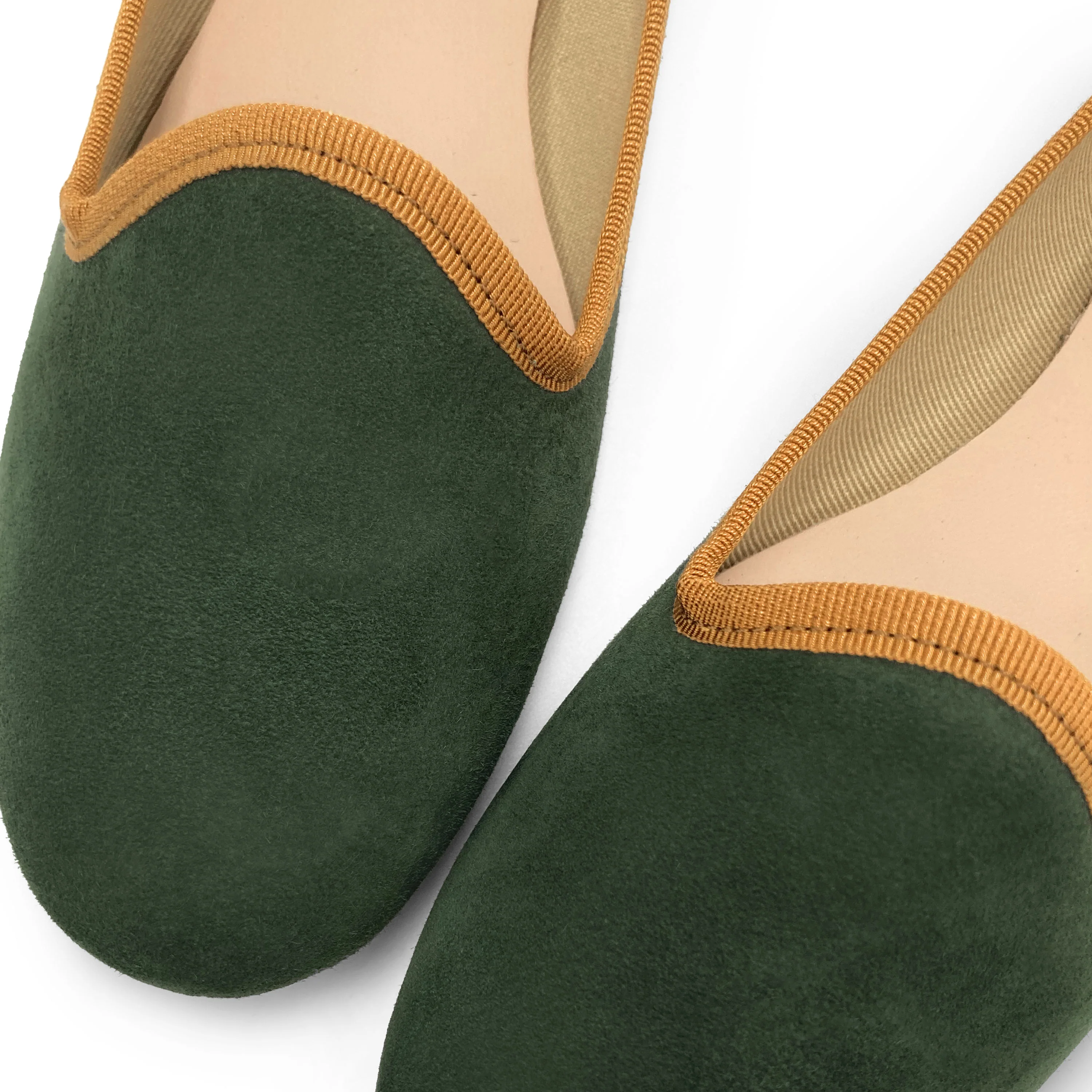 Slippers donna in camoscio verde bosco e dettagli ambra - Image 4