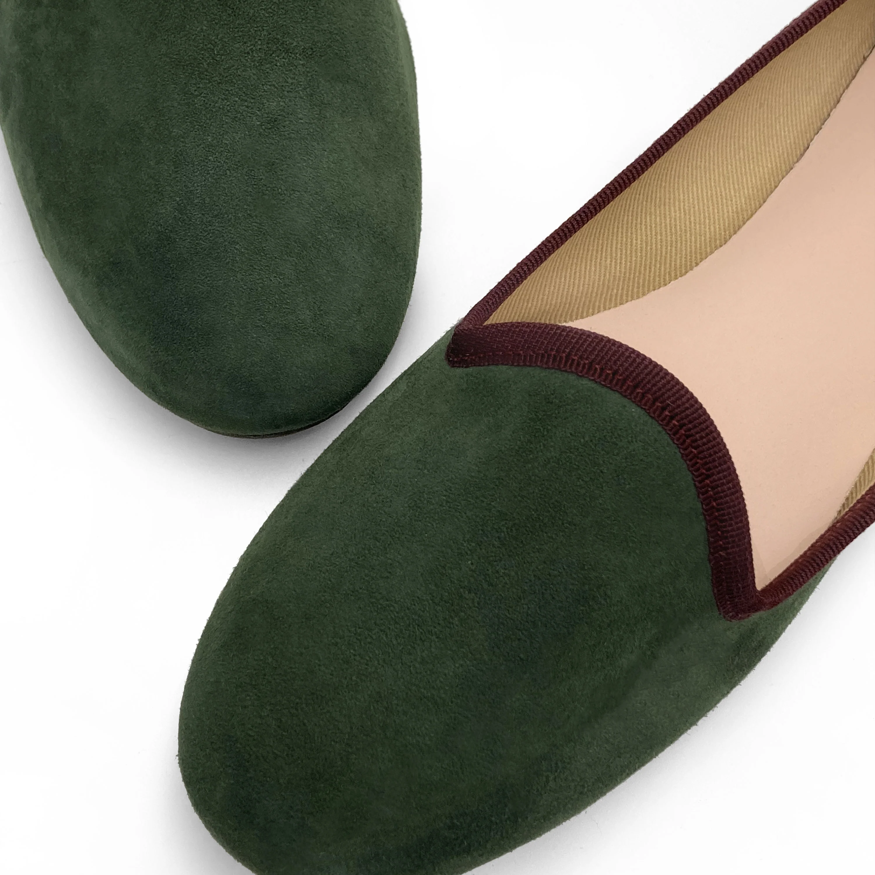 Slippers donna in camoscio verde e dettagli bordeaux - Image 3