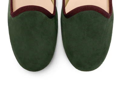 Slippers donna in camoscio verde e dettagli bordeaux - Image 5
